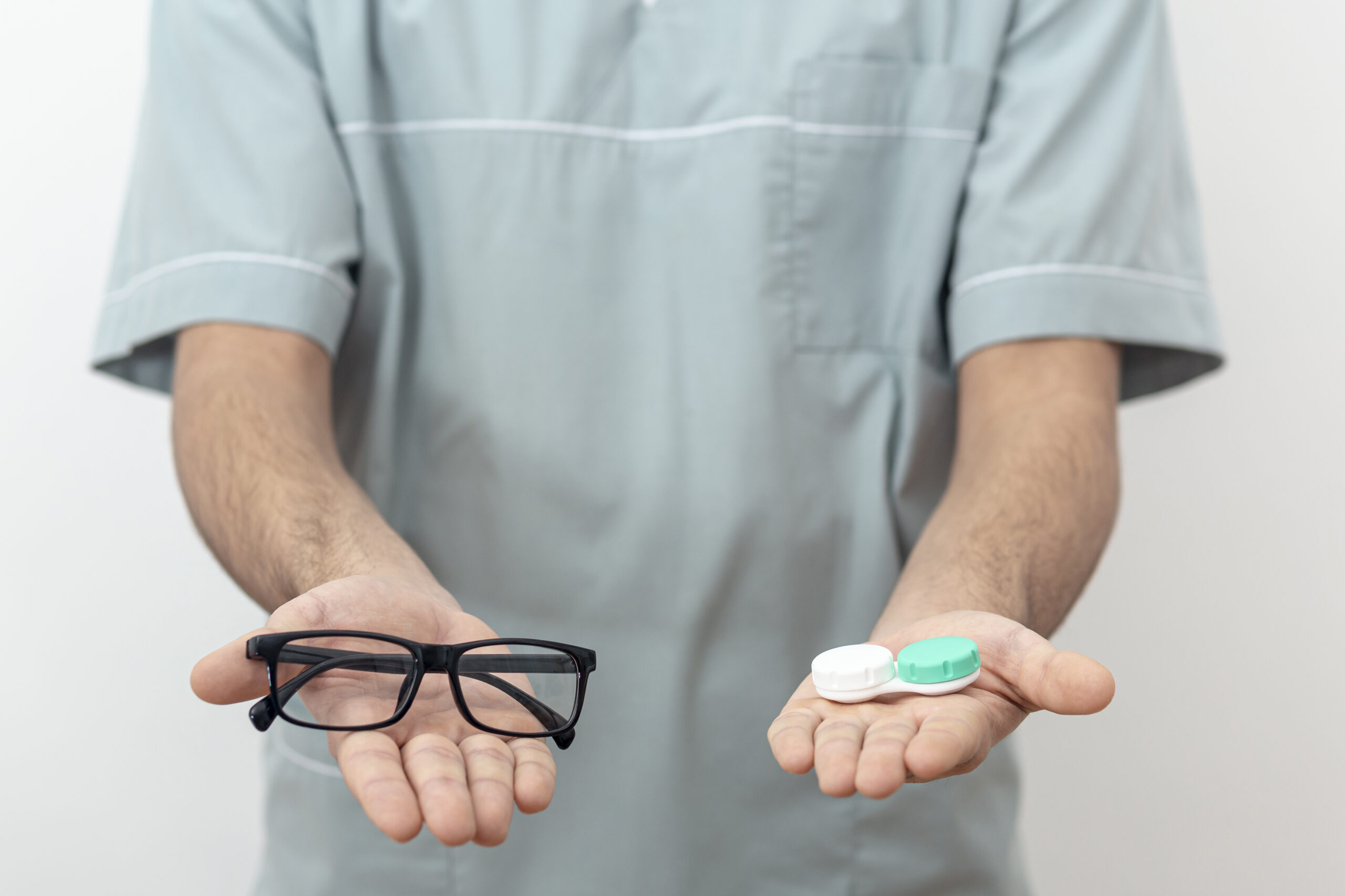 Choosing between eyeglasses and contact lenses — which one suits your lifestyle better?